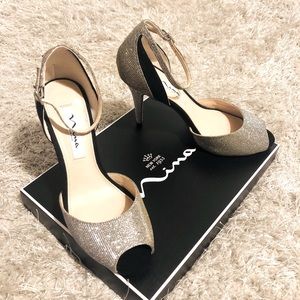 Nina dress pumps, silver fabric and velvet black.